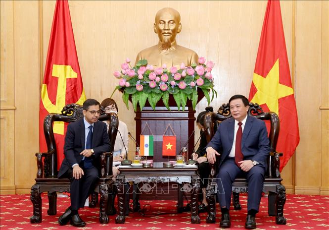 Photo: President of the Ho Chi Minh National Academy of Politics Nguyen Xuan Thang (R) and Ambassador of India to Vietnam Pranay Verma. VNA Photo: Văn Điệp