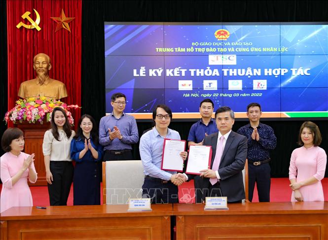 Ông Bùi Văn Linh (bên phải), Giám đốc Trung tâm Hỗ trợ đào tạo và Cung ứng nhân lực (Bộ Giáo dục và Đào tạo) ký kết hợp tác cùng Học viện Sáng tạo S3, Trường Đại học KHTN - ĐHQG Hà Nội. Ảnh: Thanh Tùng - TTXVN 