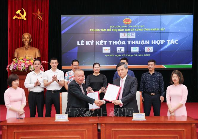 Ông Bùi Văn Linh (bên phải), Giám đốc Trung tâm Hỗ trợ đào tạo và Cung ứng nhân lực (Bộ Giáo dục và Đào tạo) ký kết hợp tác cùngHọc viện Đào tạo Thể thao Golf Quốc tế (IGSTA). Ảnh: Thanh Tùng - TTXVN 