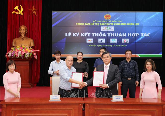 Ông Bùi Văn Linh (bên phải), Giám đốc Trung tâm Hỗ trợ đào tạo và Cung ứng nhân lực (Bộ Giáo dục và Đào tạo) ký kết hợp tác cùng Công ty cổ phần Giải pháp Công nghệ Thadosoft (THADOSOFT). Ảnh: Thanh Tùng - TTXVN 