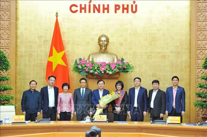 Trong ảnh: Phó Thủ tướng Vũ Đức Đam chúc mừng các thành viên Ủy ban quốc gia về thanh niên Việt Nam. Ảnh: Minh Đức – TTXVN