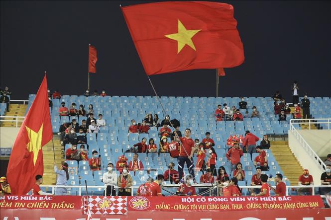 Trong ảnh: Khán giả cổ vũ cho đội chủ nhà Việt Nam. Ảnh: Minh Quyết - TTXVN