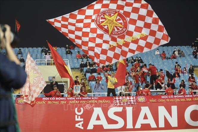 Trong ảnh: Khán giả cổ vũ cho đội chủ nhà Việt Nam. Ảnh: Minh Quyết - TTXVN