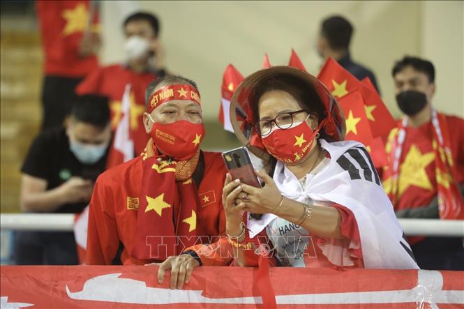 Trong ảnh: Khán giả cổ vũ cho đội chủ nhà Việt Nam. Ảnh: Minh Quyết - TTXVN