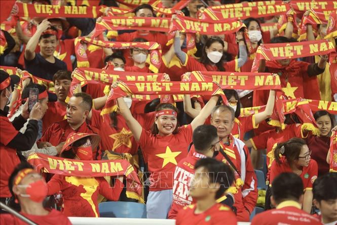 Trong ảnh: Khán giả cổ vũ cho đội nhà Việt Nam. Ảnh: Minh Quyết - TTXVN