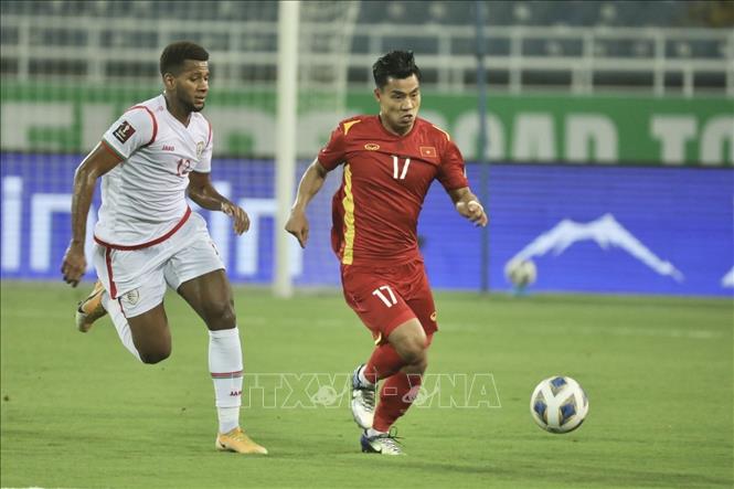 Trong ảnh: Cầu thủ Văn Thanh lên bóng bên hành lang cánh trái. Ảnh: Minh Quyết - TTXVN