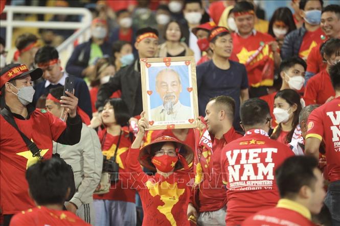 Trong ảnh: Khán giả cổ vũ cho đội nhà Việt Nam. Ảnh: Minh Quyết - TTXVN