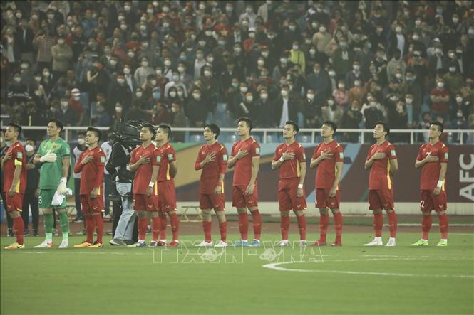 Trong ảnh: Đội tuyển Việt Nam hát Quốc ca. Ảnh: Minh Quyết - TTXVN