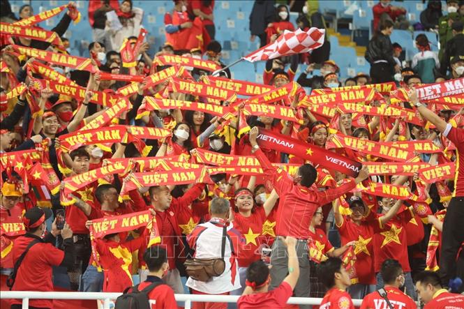Trong ảnh: Khán giả cổ vũ nhiệt tình cho đội nhà Việt Nam. Ảnh: Minh Quyết - TTXVN