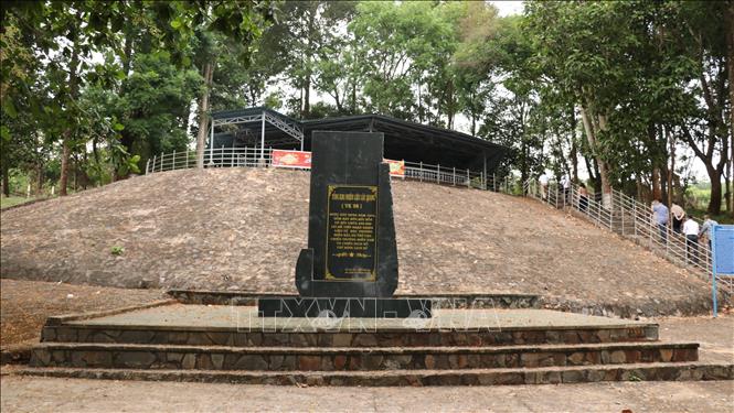 Trong ảnh: Di tích bồn xăng - kho nhiên liệu VK98 Lộc Ninh, nơi chi viện cho chiến trường miền Nam. Ảnh: Sỹ Tuyên - TTXVN
