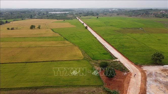 Trong ảnh: Làm đường giao thông, xây dựng nông thôn mới tại xã Lộc Quang, huyện Lộc Ninh. Ảnh: Sỹ Tuyên - TTXVN