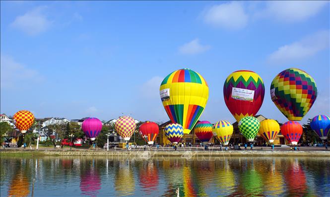 Photo: During the two-day event, balloon rides are available at 6 - 9am and 5:30 - 6:30pm on March 25 and 6 - 9am on March 26, when weather and wind conditions are the most ideal for ballooning. VNA Photo: Trịnh Bang Nhiệm
