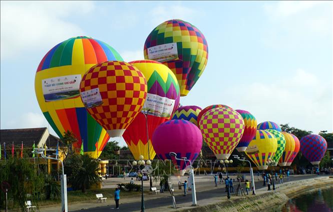 Photo: The rides of colourful balloons above the poetic Hoai River promises to be a memorable experience for tourists when coming to Hoi An, a world cultural heritage site, these days. VNA Photo: Trịnh Bang Nhiệm