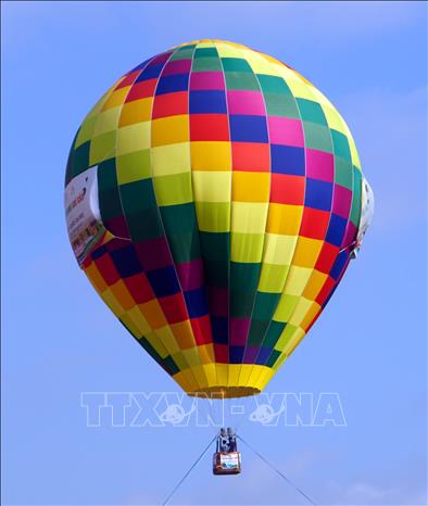 Photo: The rides of colourful balloons above the poetic Hoai River promises to be a memorable experience for tourists when coming to Hoi An, a world cultural heritage site, these days. VNA Photo: Trịnh Bang Nhiệm