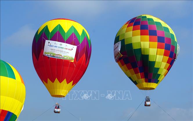 Photo: The rides of colourful balloons above the poetic Hoai River promises to be a memorable experience for tourists when coming to Hoi An, a world cultural heritage site, these days. VNA Photo: Trịnh Bang Nhiệm