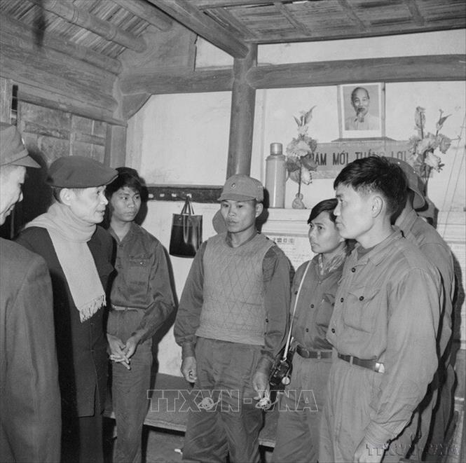 Đồng chí Lê Văn Lương, Bí thư Trung ương Đảng thăm, chúc Tết anh chị em thương binh điều dưỡng X, tỉnh Nam Hà (tháng 2/1970). Ảnh: Vũ Tạo-TTXVN