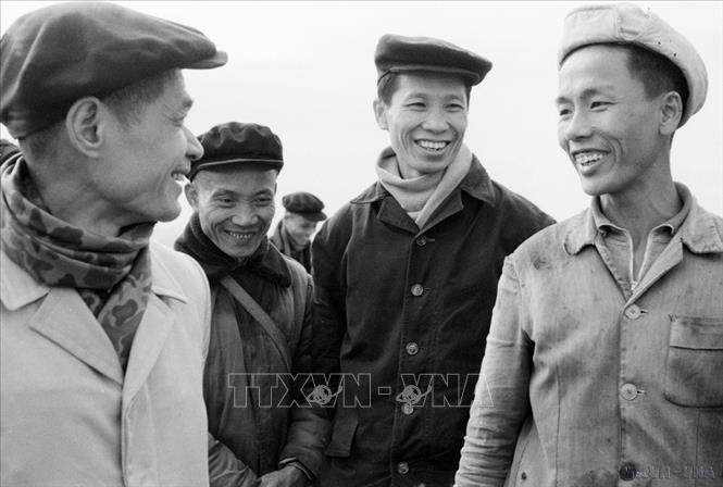 Đồng chí Lê Văn Lương, Bí thư Trung ương Đảng với công nhân vùng mỏ Quảng Ninh (Tháng 1/1967). Ảnh: Ngọc Quán – TTXVN