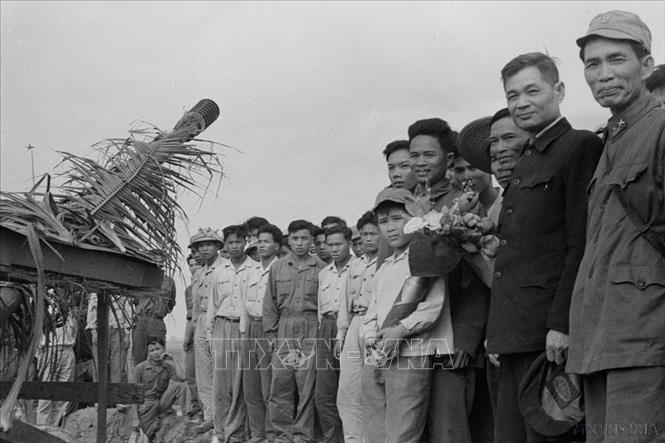 Đồng chí Lê Văn Lương, Bí thư Trung ương Đảng thăm, chúc Tết cán bộ, chiến sĩ đơn vị pháo cao xạ Hàm Rồng (Thanh Hóa), ngày 2/1/1968. Ảnh: Ngọc Phụng-TTXVN