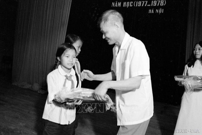 Đồng chí Lê Văn Lương, Bí thư Thành ủy Hà Nội phát phần thưởng cho các cháu học sinh giỏi văn cấp II, sáng 1/6/1978, tại Hội trường Ba Đình. Ảnh: Trần Ấm – TTXVN
