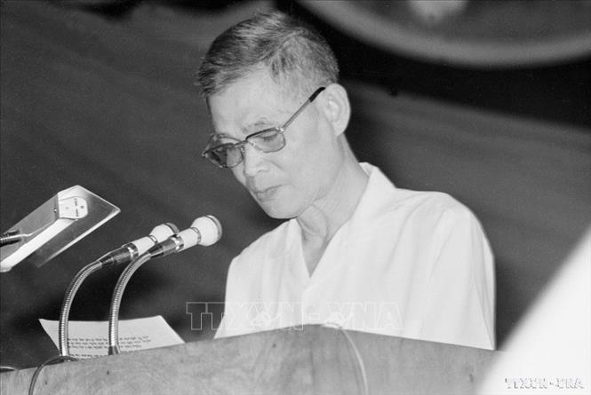 Đồng chí Lê Văn Lương, Ủy viên Bộ Chính trị, Bí thư Thành ủy Hà Nội đọc báo cáo chính trị tại Đại hội đại biểu lần thứ 7 (vòng 2) của Đảng bộ thành phố Hà Nội, ngày 25/5/1977. Ảnh: Xuân Lâm – TTXVN