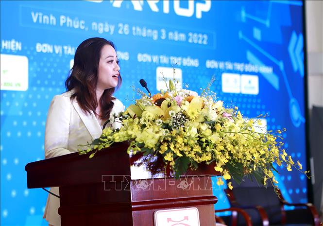 Bà Đào Thị Lan Phương, Phụ trách Khối chăm sóc sức khỏe sắc đẹp và Spa thẩm mỹ Việt Nam phát biểu tham luận tại diễn đàn. Ảnh: Hoàng Hùng - TTXVN