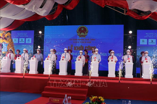 Các đại biểu thực hiện nghi thức ấn nút khởi công dự án. Ảnh: Đỗ Trưởng - TTXVN