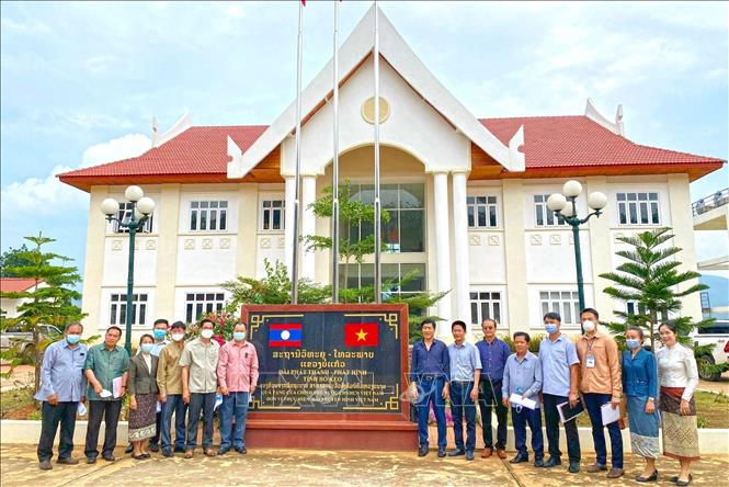 Cán bộ Uỷ ban hợp tác Lào - Việt và cán bộ. nhân viên đài phát thanh, phát hình chụp ảnh lưu niệm. Ảnh: Phạm Kiên - PV TTXVN tại Lào