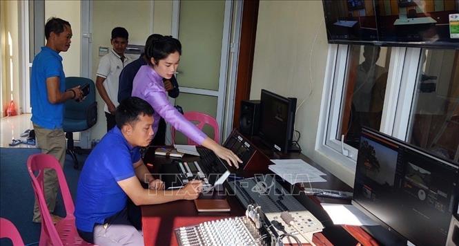 Ekip truyền hình chuẩn bị cho buổi ghi hình tại Studio của đài phát thanh, phát hình tỉnh Bokeo. Ảnh: Đỗ Bá Thành - PV TTXVN tại Lào