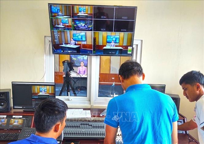 Buổi ghi một chương trình tại Studio của đài phát thanh, phát hình tỉnh Bokeo. Ảnh: Đỗ Bá Thành - PV TTXVN tại Lào