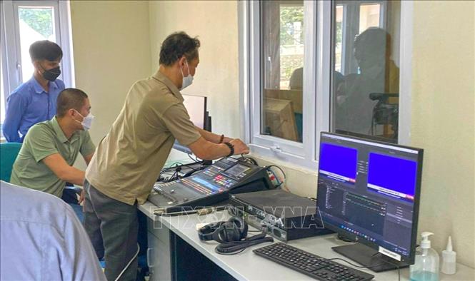 Kỹ thuật viên chuẩn bị cho một buổi ghi hình tại Studio đài phát hình tỉnh Bokeo. Ảnh: Phạm Kiên - PV TTXVN tại Lào