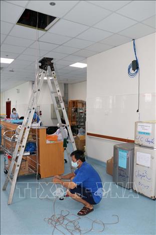 Kéo dây lắp loa gọi tại Khoa cấp cứu. Ảnh: Đoàn Mạnh Dương - TTXVN 