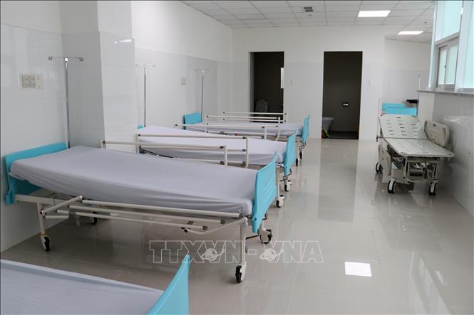 Giường sản phụ nằm ngay sát phòng vệ sinh không có cửa. Ảnh: Đoàn Mạnh Dương - TTXVN 