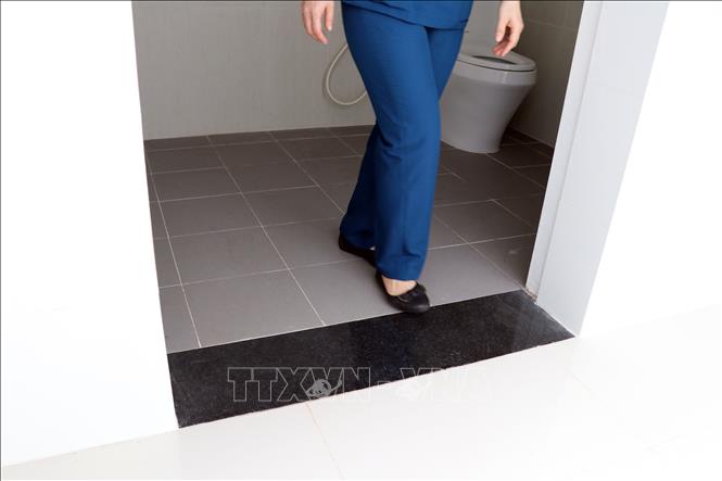 Độ chênh giữa sàn nhà vệ sinh và nền nhà rất nhỏ. Ảnh: Đoàn Mạnh Dương - TTXVN 