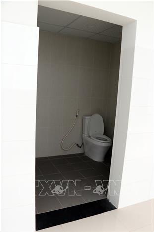 Nhà vệ sinh không có cửa. Ảnh: Đoàn Mạnh Dương - TTXVN 