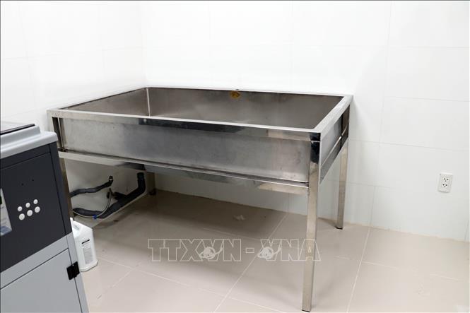 Nhân viên bộ phận Nội soi phải bỏ tiền mua thùng rửa đạt tiêu chuẩn kích thước kịp phục vụ người bệnh. Ảnh: Đoàn Mạnh Dương - TTXVN