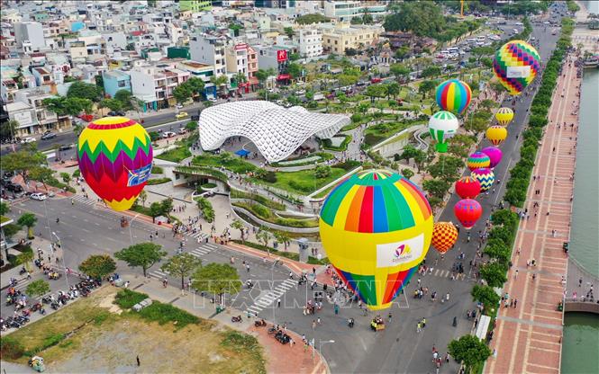 Hot air balloon festival is part of an event to celebrate the resumption of international tourism activities. VNA Photo: Trần Lê Lâm 