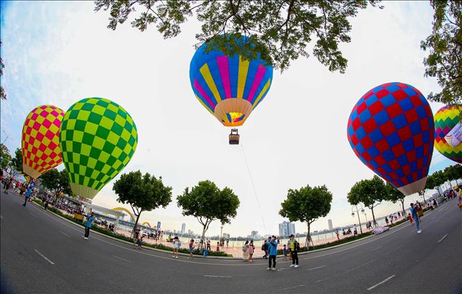 Colourful hot air balloons at the festival. VNA Photo: Trần Lê Lâm 