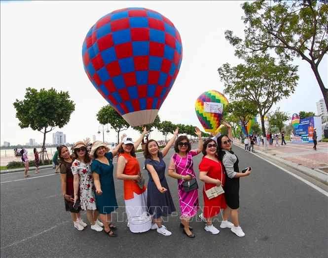 Photo: Visitors enjoy the hot air balloon festival. VNA Photo: Trần Lê Lâm 