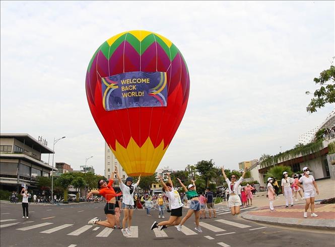 Photo: Visitors enjoy the hot air balloon festival. VNA Photo: Trần Lê Lâm 