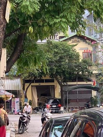 Xe Mercedes mang biển kiểm soát 14A-604.17 đâm vào nhà dân trên đường Nguyễn Du, phường Hòa Lạc, thành phố Móng Cái làm vỡ cửa kính và hư hỏng nhiều đồ đạc. Ảnh: TTXVN phát