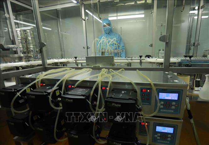 Dây chuyền phân liều, đóng lọ vaccine của HANVET  tại nhà máy ở khu công nghiệp Phố Nối A, huyện Mỹ Hào, tỉnh Hưng Yên. Ảnh: Vũ Sinh - TTXVN
