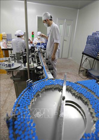 Dây chuyền đóng lọ vaccine của Công ty dược HANVET  tại nhà máy ở khu công nghiệp Phố Nối A, huyện Mỹ Hào, tỉnh Hưng Yên. Ảnh: Vũ Sinh - TTXVN