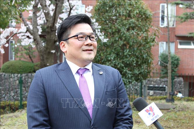 Trong ảnh: Ông Nguyễn Võ Huyền Dương, đại diện Liên đoàn Bóng đá Việt Nam (VFF) tại Nhật Bản, trả lời phỏng vấn TTXVN. Ảnh: Phạm Tuân-PV TTXVN tại Nhật Bản