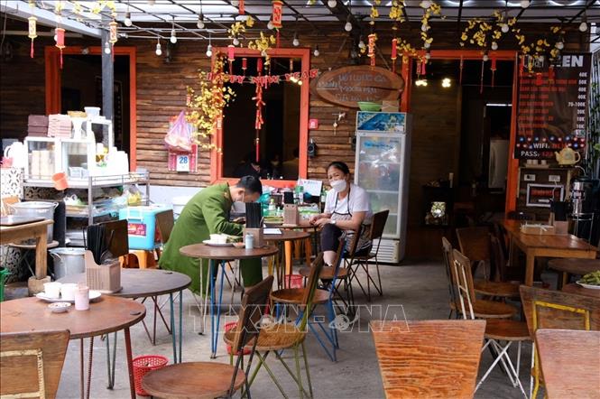 Trong ảnh: Lực lượng chức năng làm việc với nhân viên của quán Bánh ướt lòng gà HEN. Ảnh: TTXVN phát