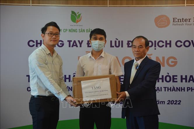 Trong ảnh: Ban tổ chức trao tặng sản phẩm Havircin cho đại diện Trung tâm Y tế quận Liên Chiểu. Ảnh: Văn Dũng - TTXVN