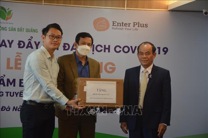 Trong ảnh: Ban tổ chức trao tặng sản phẩm Havircin cho đại diện lãnh đạo Bệnh viện quân y 17. Ảnh: Văn Dũng - TTXVN