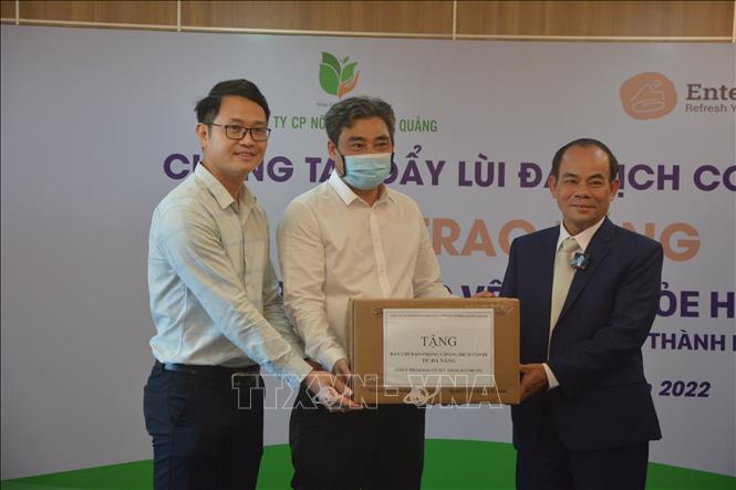 Trong ảnh: Ban tổ chức trao tặng sản phẩm Havircin cho đại diện lãnh đạo Sở Y tế thành phố Đà Nẵng. Ảnh: Văn Dũng - TTXVN