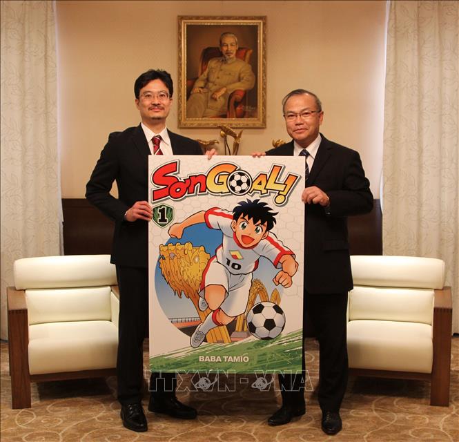 Photo: Publishing Director of Kadokawa Aoyagi Masayuki introduces the comic series to Vietnamese Ambassador to Japan Vu Hong Nam. VNA Photo: Đào Thanh Tùng