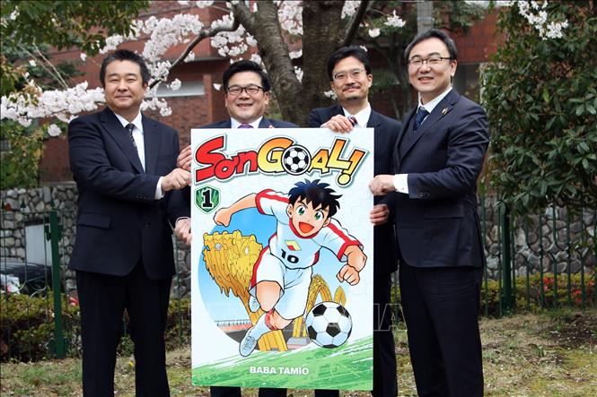 Photo: Publishing Director of Kadokawa Aoyagi Masayuki (2nd R) and representative of Vietnam Football Federation (VFF) in Japan Nguyen Vo Huyen Duong introduce the comic series. VNA Photo: Đào Thanh Tùng