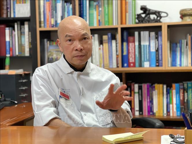 Giáo sư Tiến sĩ - Bác sĩ Đinh Xuân Anh Tuấn, Chủ nhiệm khoa Sinh lý - Khám bệnh, Bệnh viện Cochin Paris, chuyên gia về bệnh phổi và các bệnh đường hô hấp. Ảnh: Nguyễn Thu Hà - PV TTXVN tại Pháp